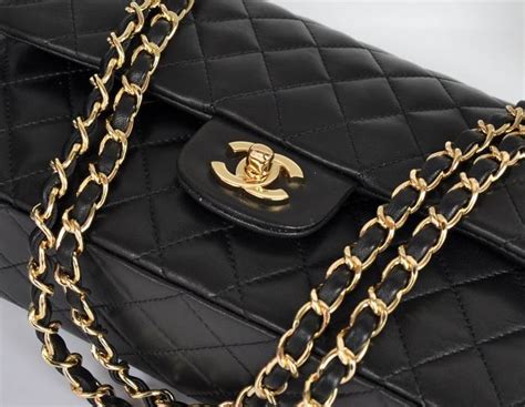 la borsa meno costosa di chanel|quanto costa una borsa Chanel.